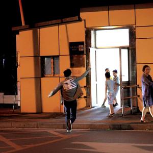 公和我在厨房添我奶头
